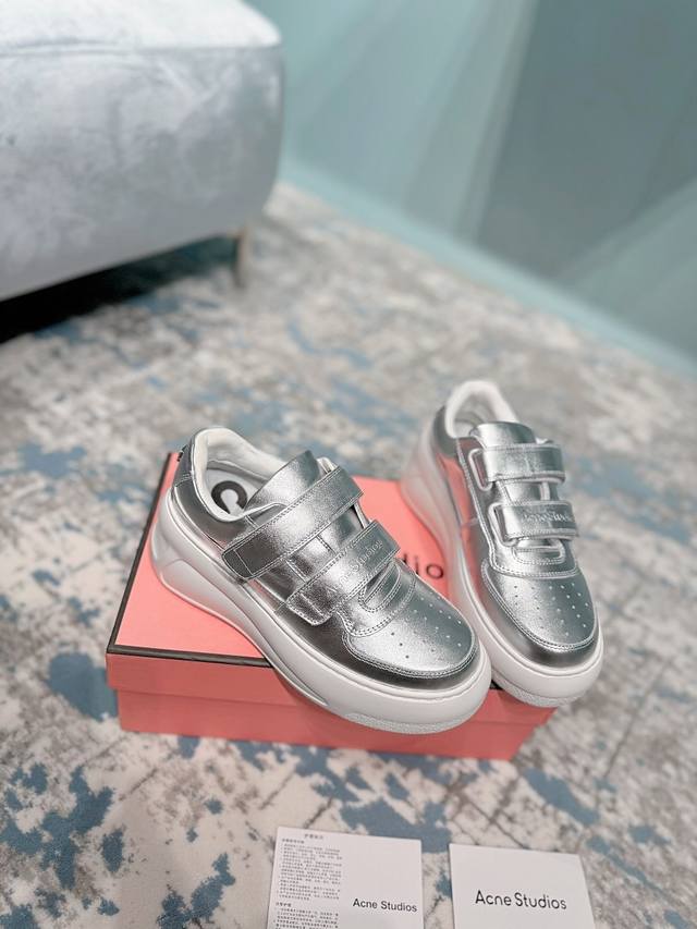 出厂价 Acne Studios 24Ss 最新厚底休闲魔术贴笑脸小白鞋牛货！难得一见的好货！ 最受欢迎的单品当属小白鞋，可以搭配出n种风格，无论你想扮成帅气的